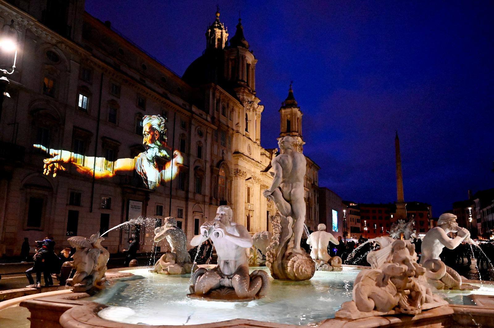 Obras-primas do patrimônio romano são projetadas na fachada do Palazzo Senatorio e do Palazzo Pamphilj (Embaixada do Brasil), na Piazza Navona, em Roma