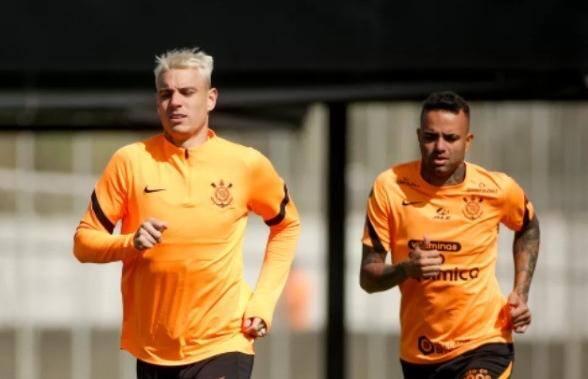Róger Guedes e Luan no treino no CT do Corinthians