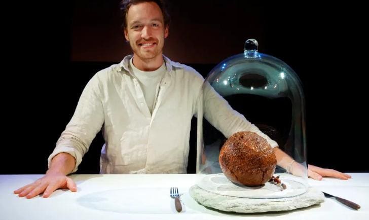 Carne cultivada foi exibida sob uma cúpula de vidro no museu de ciências NEMO, em Amsterdã