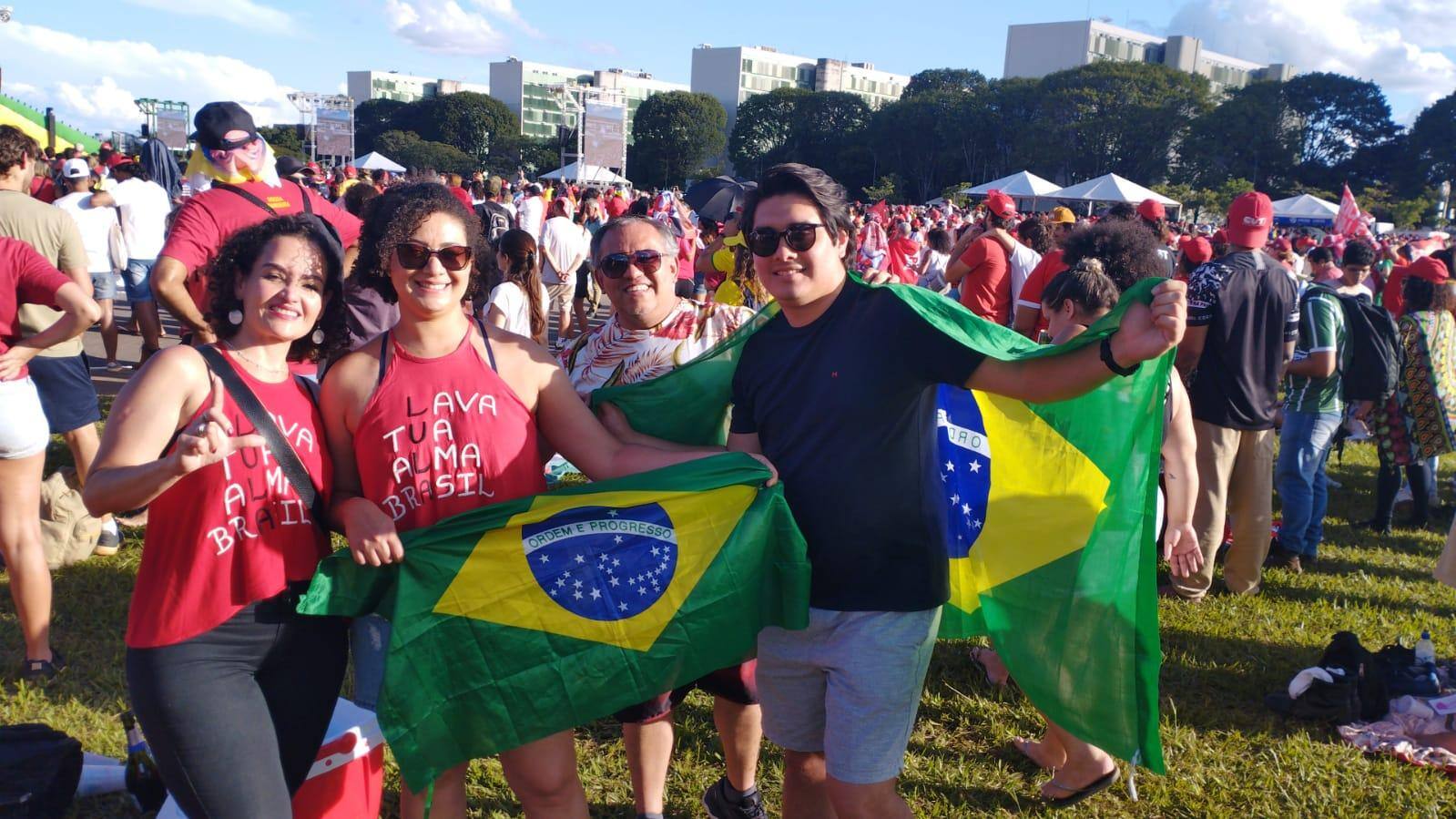 Nataniel Santos Teixeira, de Curitiba (PR), foi enrolado com a bandeira
