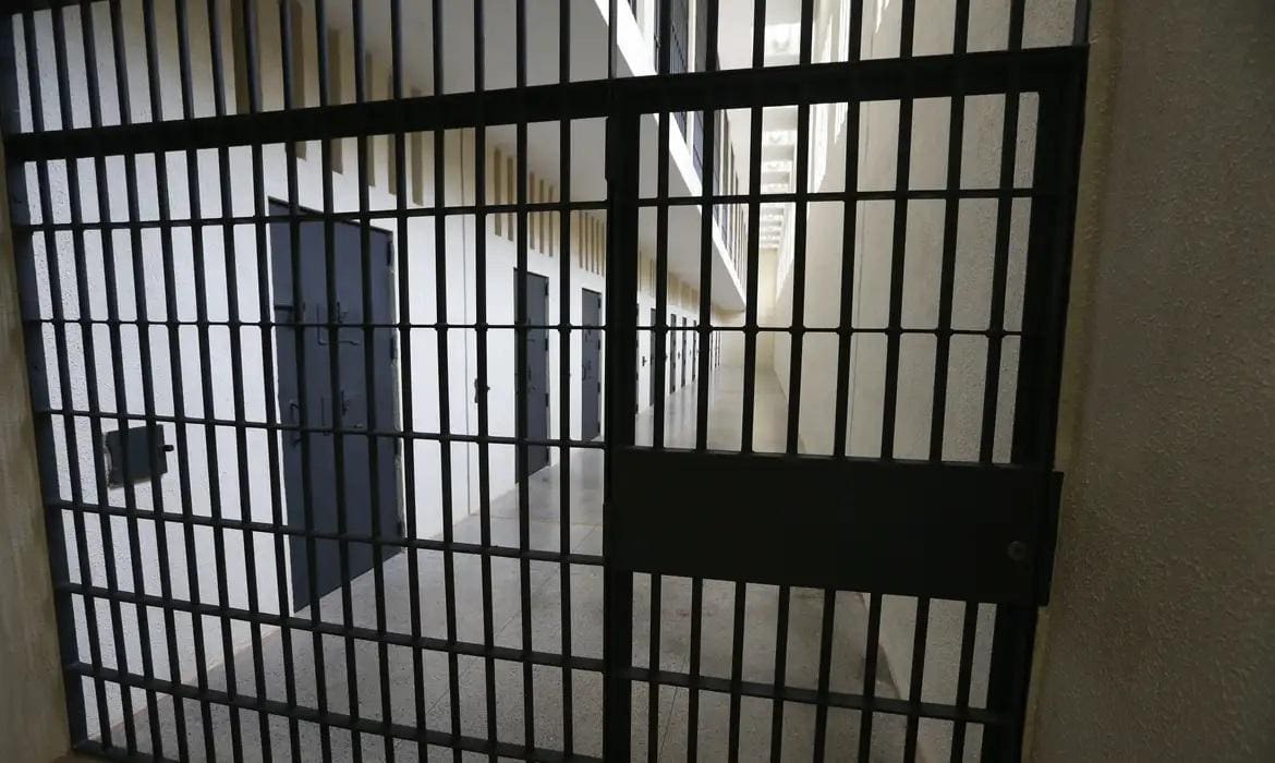 Imagem ilustrativa de cadeia Investigação apura se policial penal e diretor de Risp coagiram vítima