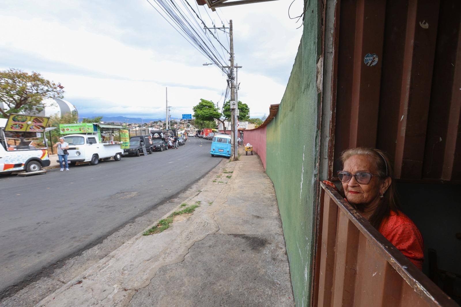 Maria diz que há menos ônibus e que urinam na porta da casa dela, em frente à Arena