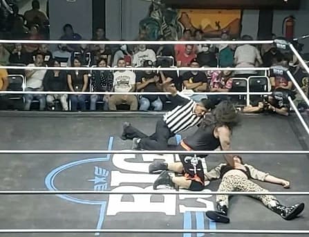 Toko, o Infernal derrota o adversário em mais um exibição de luta livre