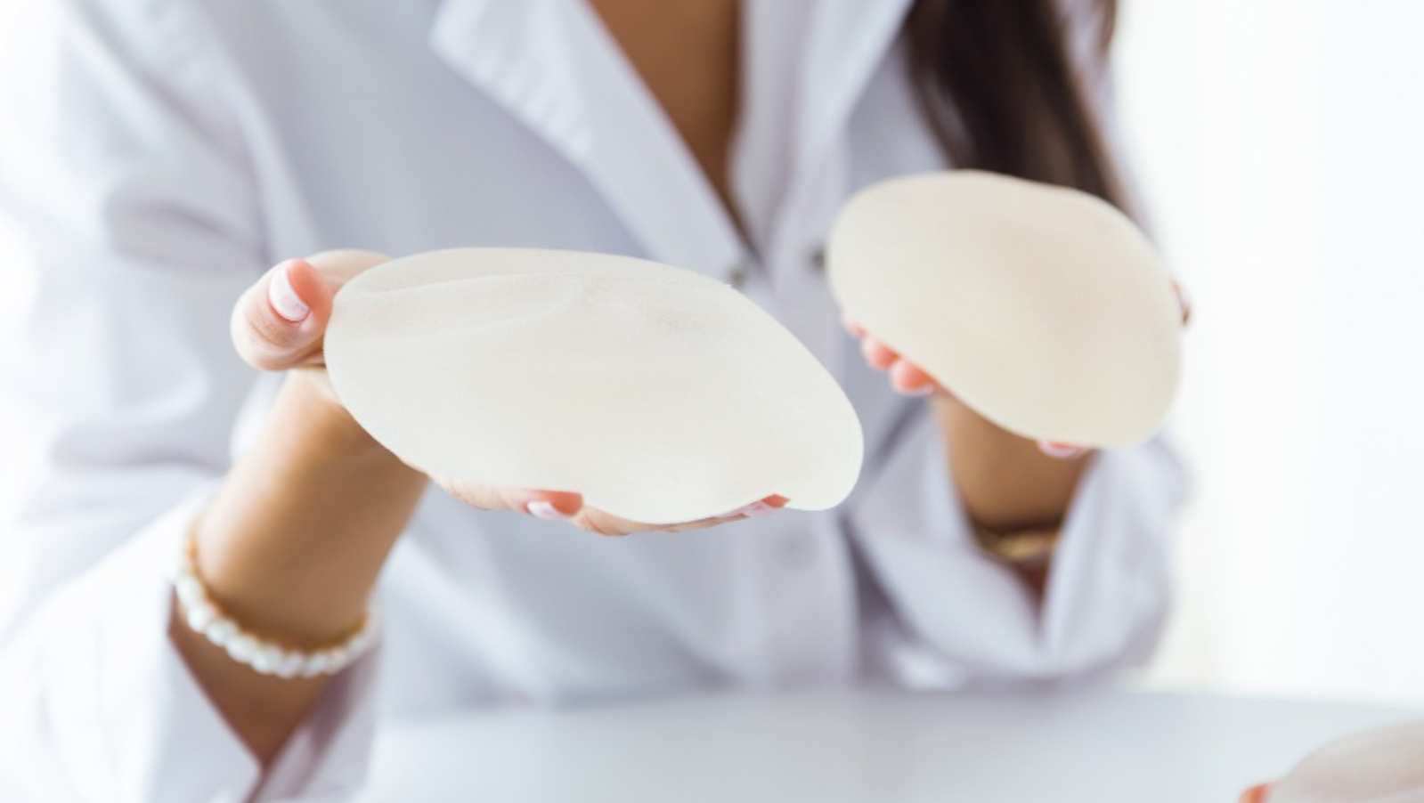 Ruptura de prótese mamário ocorreu dentro do prazo de garantia do produto 