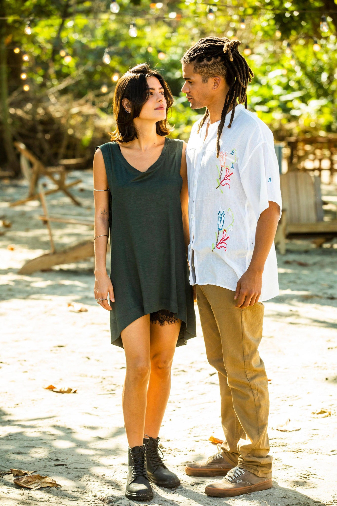 Guta (Julia Dalavia) e Marcelo (Lucas Leto) vão se beijar em Pantanal