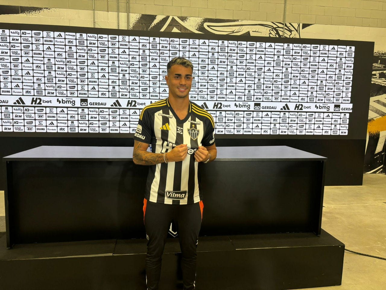 Atacante foi apresentado na Arena MRV nesta terça-feira (12)