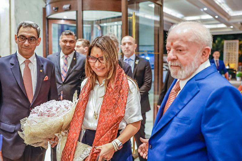Janja da Silva, primeira-dama, na chegada à Índia