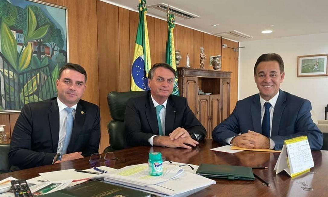O senador Flávio Bolsonaro, o presidente Jair Bolsonaro e o presidente do Patriota, Adilson Barroso