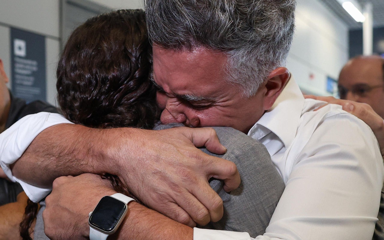 Álvaro Damião desembarca em Confins após deixar Israel