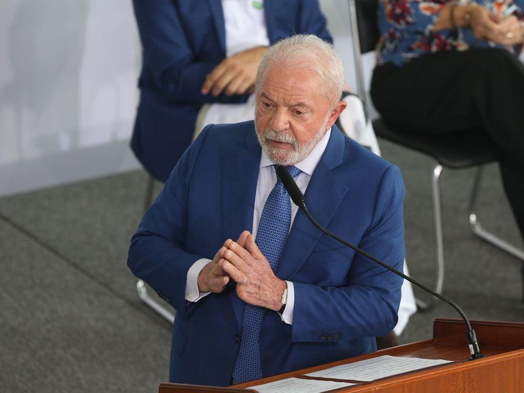 Lula viu a popularidade oscilar para baixo mais uma vez no Ipec, o que deve pressionar comunicação do governo