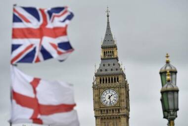 A bandeira do Reino Unido e da Inglaterra, com a torre do Big Ben ao fundo 
