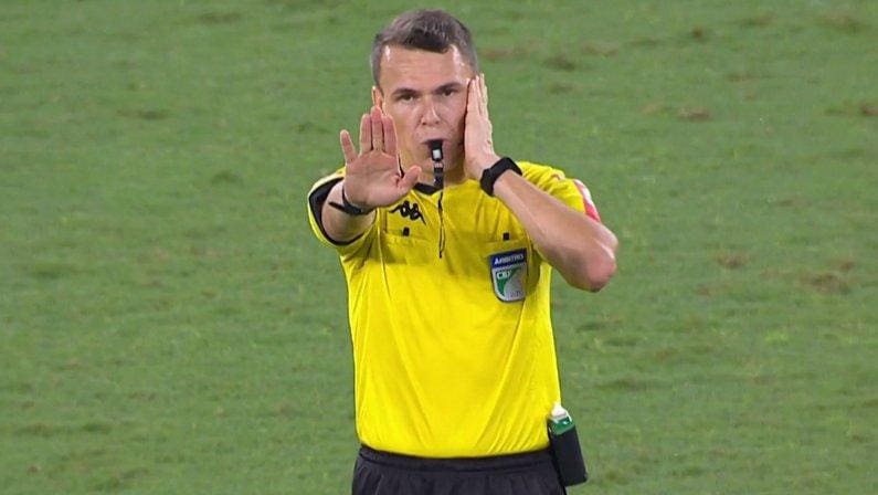 Árbitro Paulo César Zanovelli em ação durante partida do Brasileirão