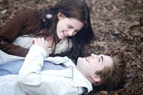 Robert Pattinson e Kristen Stewart durante cenas da saga Crepúsculo