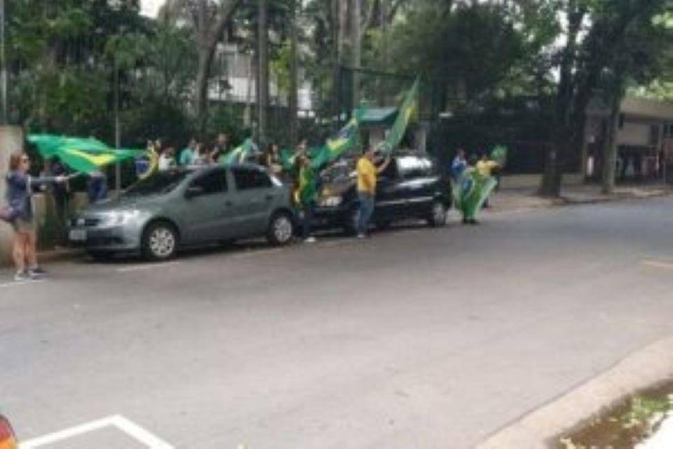 Em carro com som, microfone e bandeiras do Brasil, grupo foi para a porta do prédio onde Alexandre de Moraes mora em São Paulo e o xingou por cerca de duas horas