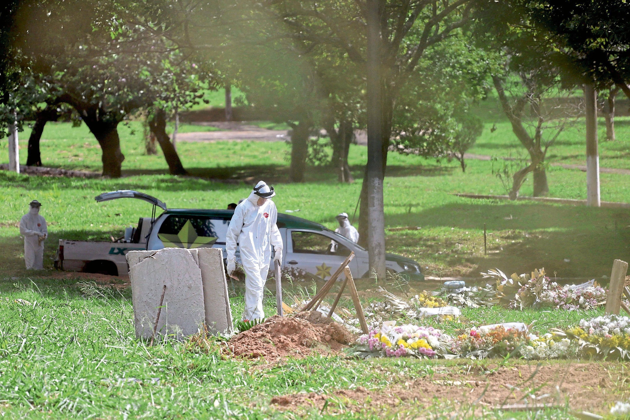 Movimentação no Cemitério da Paz, em Belo Horizonte; Minas registrou nesta quarta-feira, 20, recorde diário de mortes e de casos