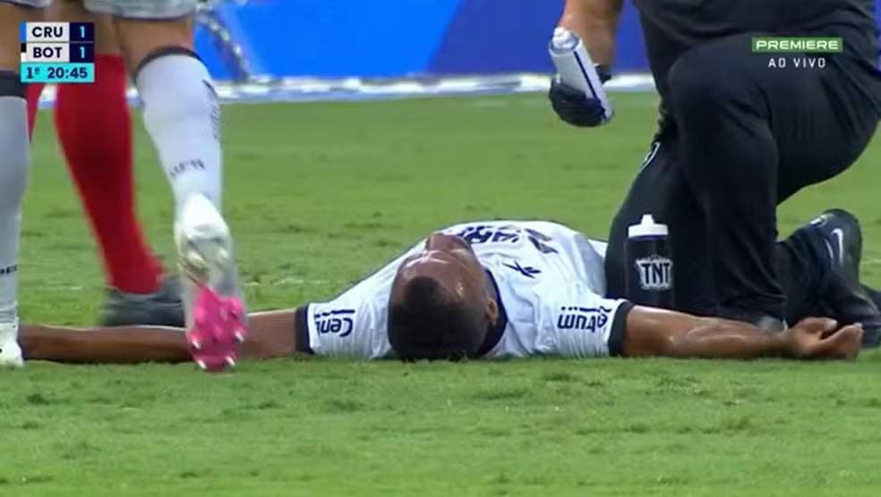Marlon Freitas cai no gramado aos 20 minutos do primeiro tempo, em Cruzeiro x Botafogo