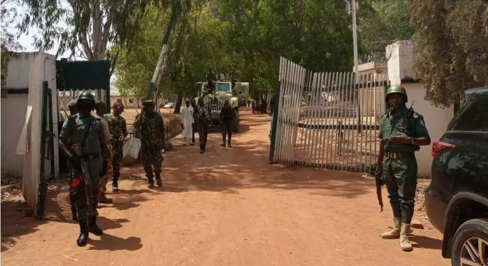 Soldados e policiais nigerianos na entrada do Colégio Federal de Mecanização Florestal em Mando, estado de Kaduna, em 12 de março de 2021