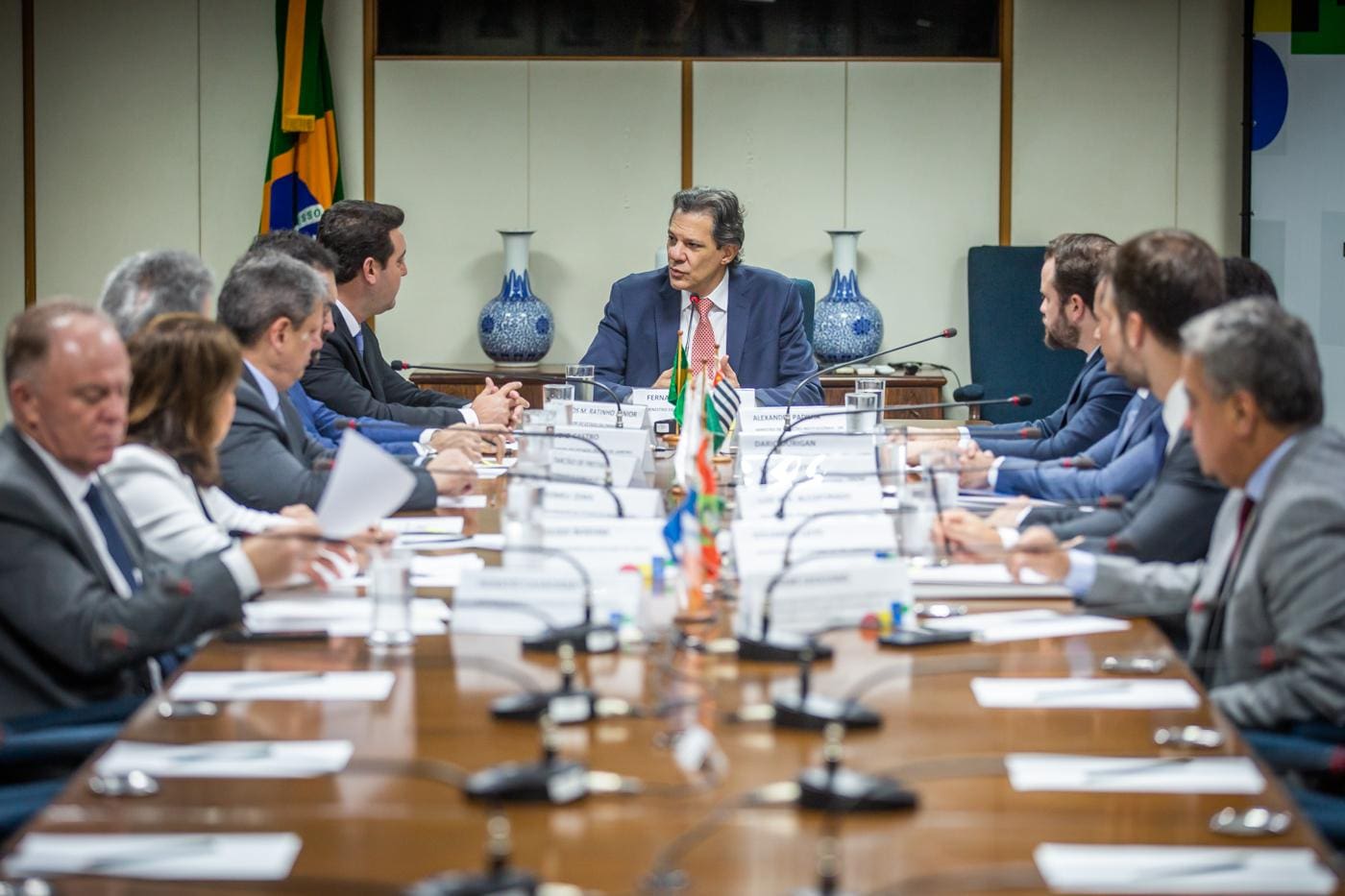 O ministro da Fazenda, Fernando Haddad, recebeu os governadores do Sul e do Sudeste na manhã desta terça-feira (26/3) para apresentar a proposta de vincular a redução da taxa de juros a investimentos em educação