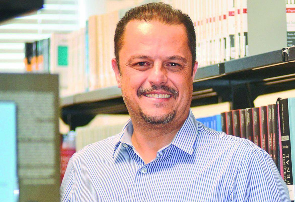 Diversificação Professor Eduardo Coutinho recomenda que cliente analise tipos de investimento