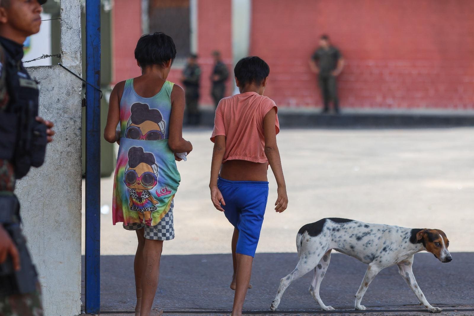 Cachorro circula em área do Hospital de Campanha da Força Aérea Brasileira , montado na Casa de Saúde Indígena (Casai), em Boa Vista. Foto: Flávio Tavares /  O Tempo