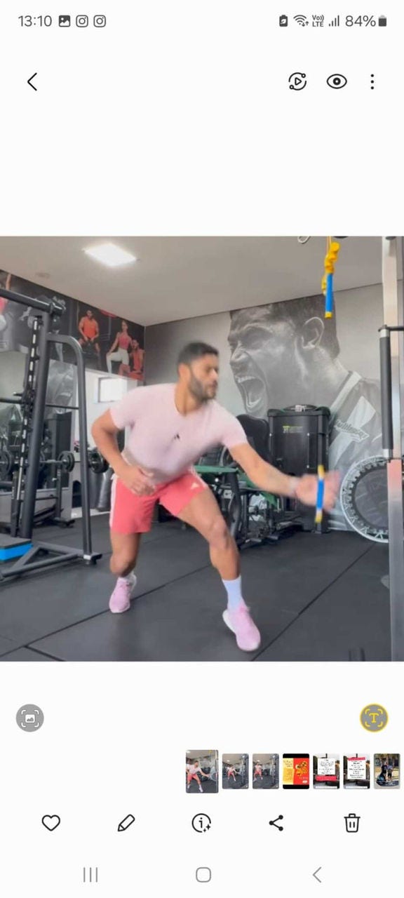 Hulk fazendo atividades físicas e de tempo de reação em sua academia particular