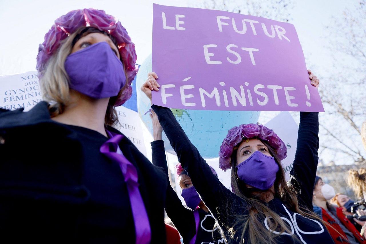 Agitando bandeiras violetas e cartazes em que denunciavam o "sexismo patriarcal", as manifestantes expressaram sua "determinação" de continuar lutando