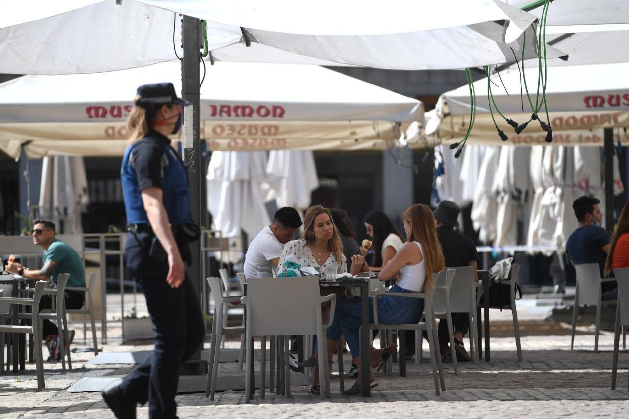 Cafés de Madri iniciam retomada após pandemia de coronavírus