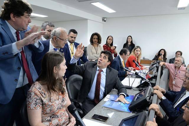 Proposta de extensão do reajuste a todos os servidores gerou polêmica na ALMG