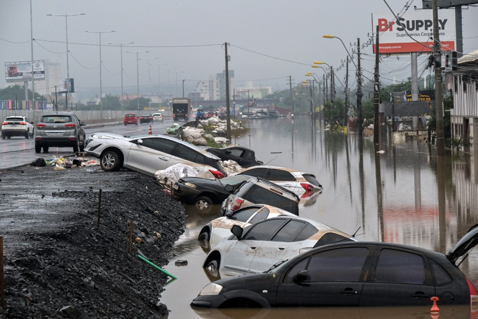 Carros ficaram destruídos após enchente histórica em São Leopoldo (RS)
