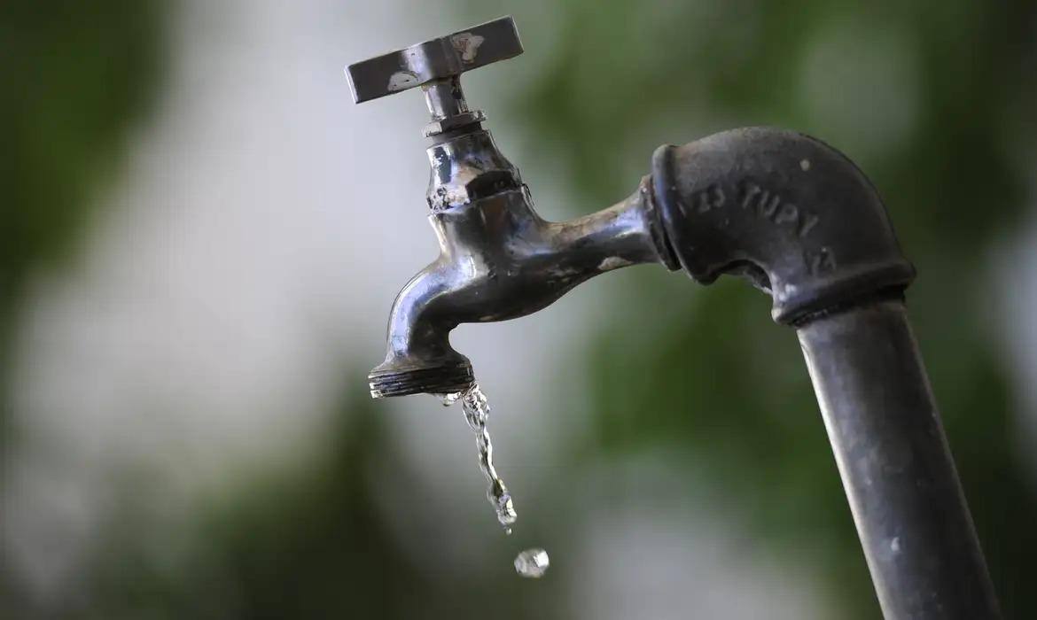 Distribuição de água em bairros de Lavras só deve ser normalizada durante a noite deste domingo (18)