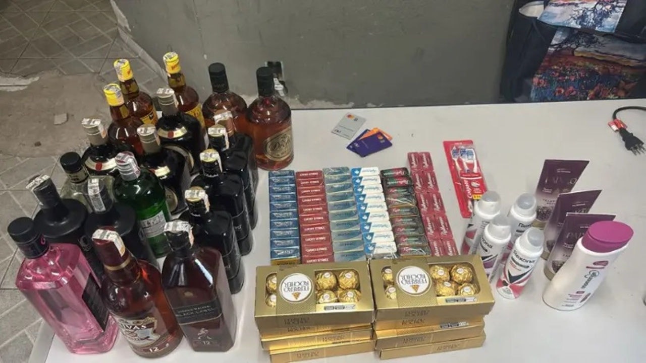 Policiais recuperaram produtos furtados pelo suspeito em supermercado no Sion, em BH