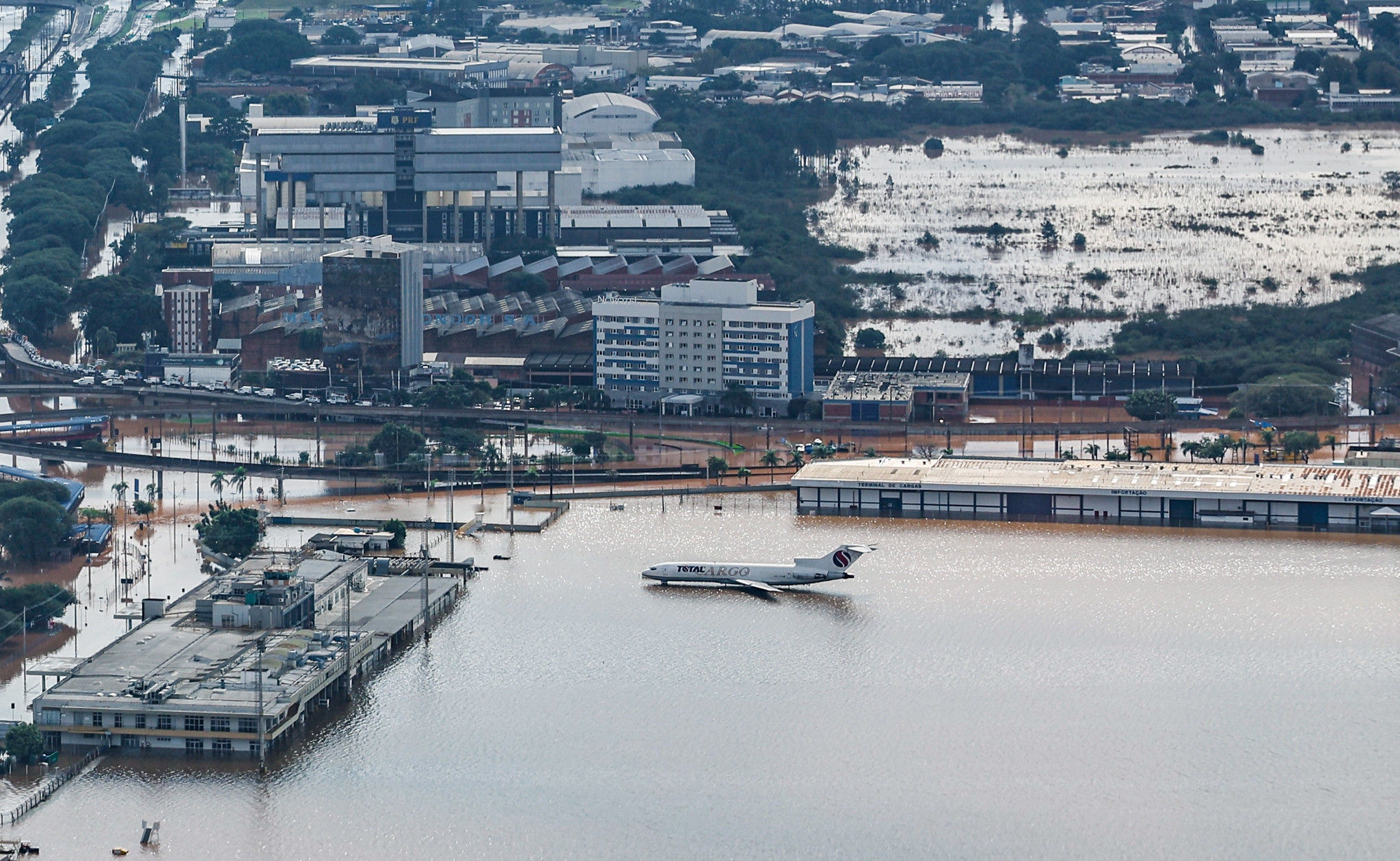 Aeroporto Salgado Filho, em Porto Alegre, tomado pelas águas