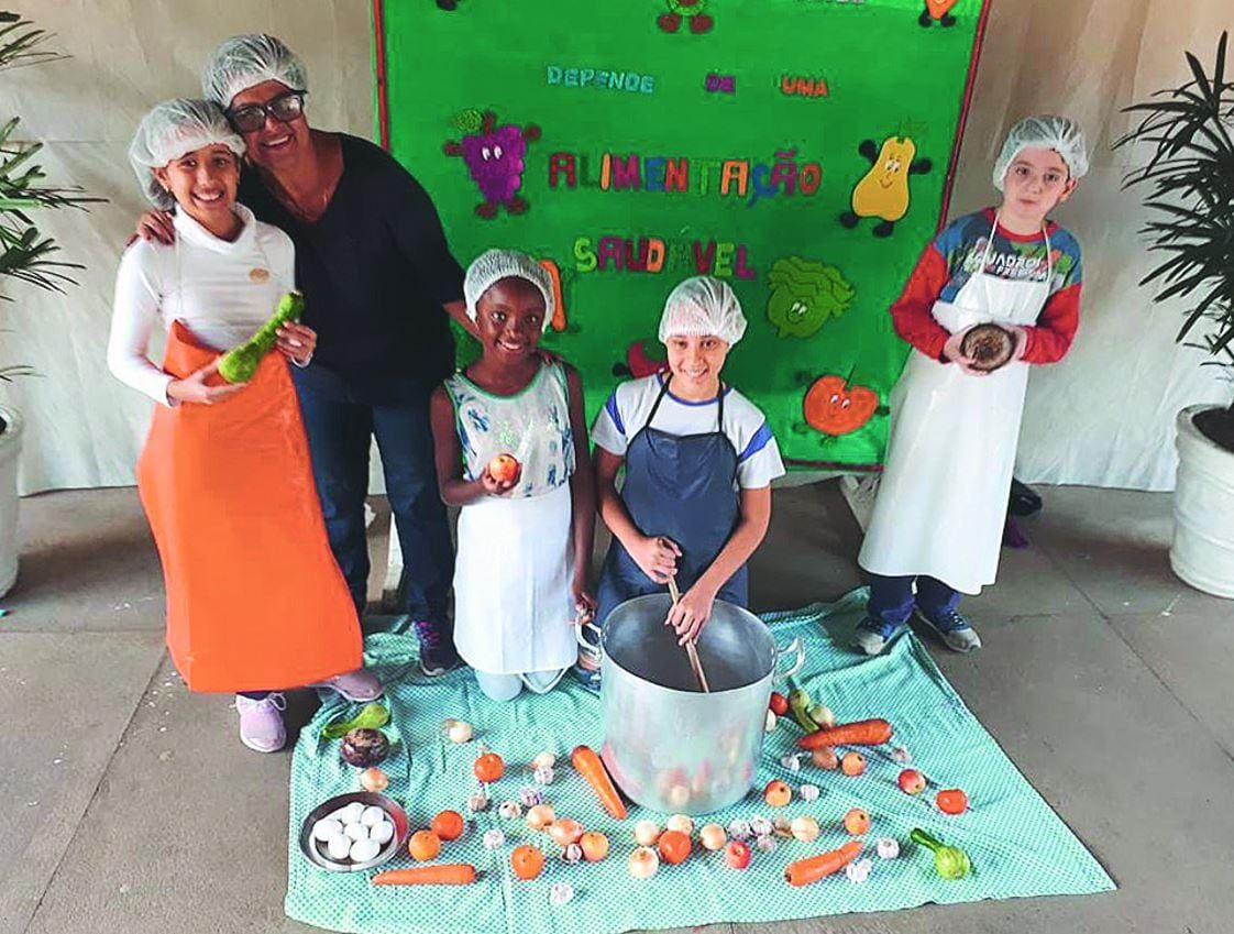 Na Escola Municipal Padre Galdino Ferreira Diniz, em Carmo da Mata, aprendizado se estende à cozinha