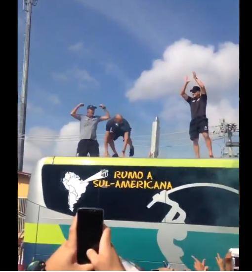 "Lisca doido": técnico do Ceará chega a estádio surfando em ônibus