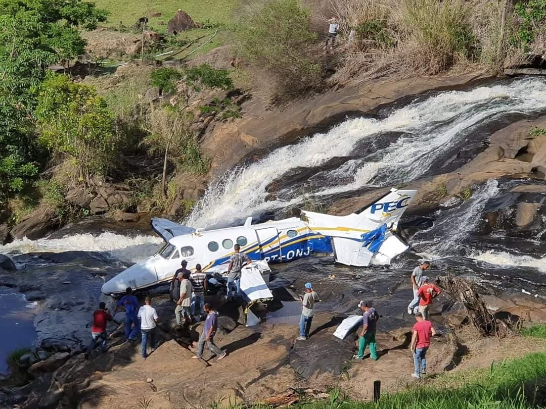 avião cai em caratinga