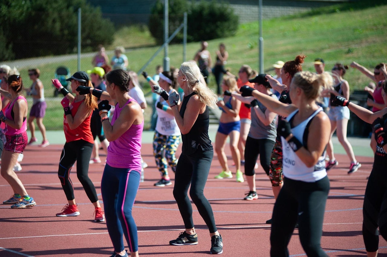 Mulheres fazendo exercício físico ao ar livre