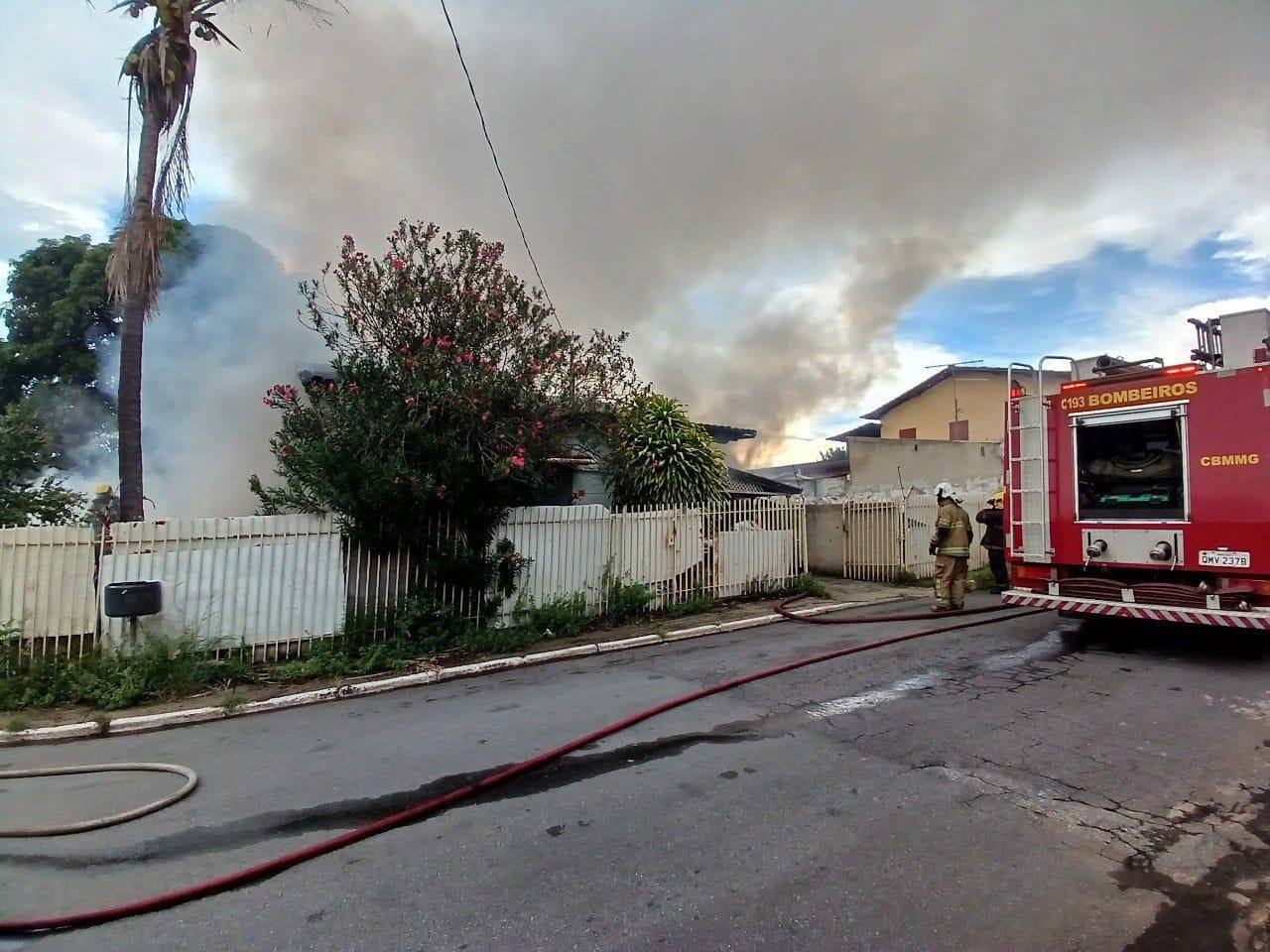 A casa que pegou fogo em Lagoa Santa acumulava material reciclável