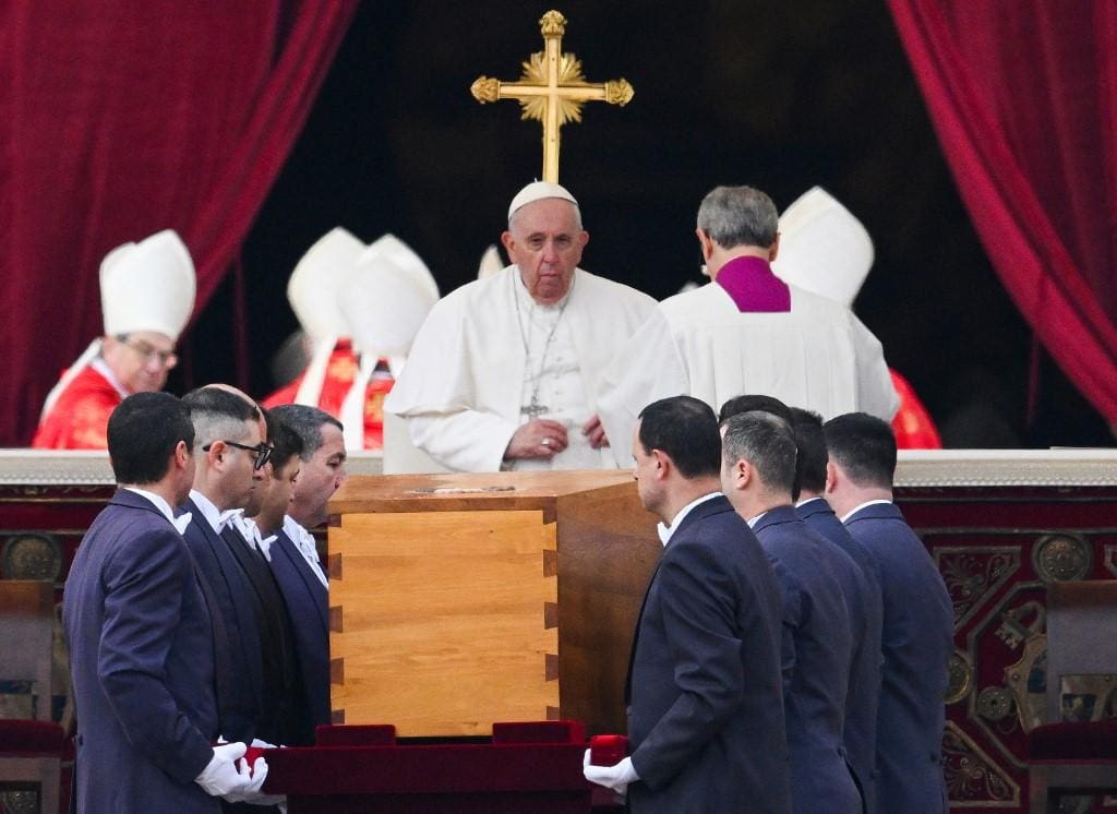 Papa Francisco observa enquanto os carregadores carregam o caixão do Papa Emérito Bento XVI no final de sua missa fúnebre na praça de São Pedro