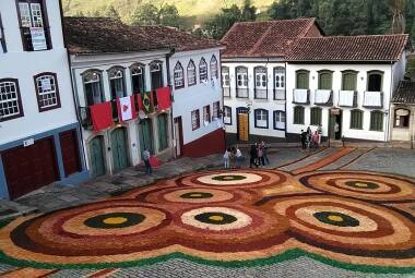Tapetes enfeitam as ruas da tradicional cidade mineira