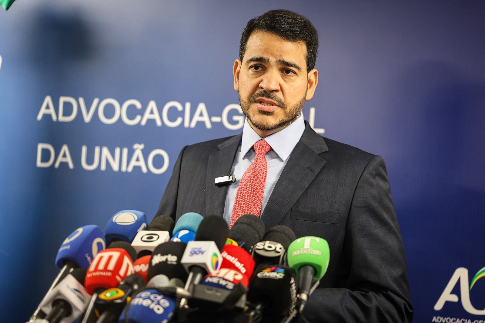 Para Jorge Messias, a família Bolsonaro é a 'grande responsável' pela atribuição de sanções dos EUA ao Brasil
