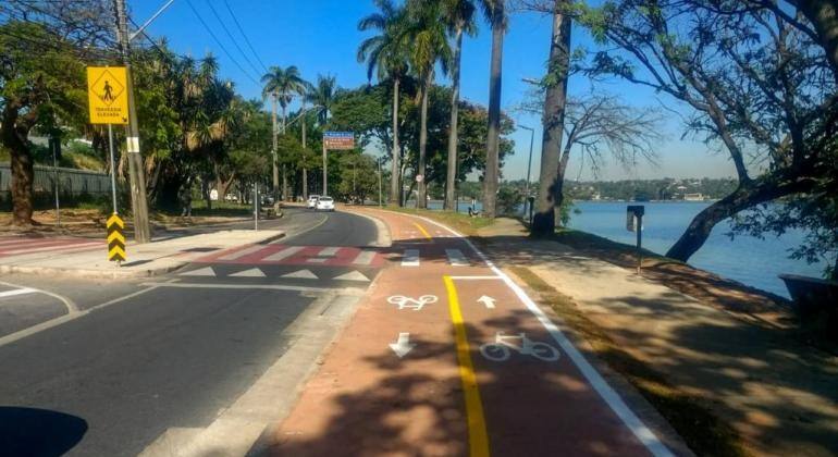 Toda a ciclofaixa da Orla da Pampulha, de 18km de extensão, está no mesmo nível da calçada