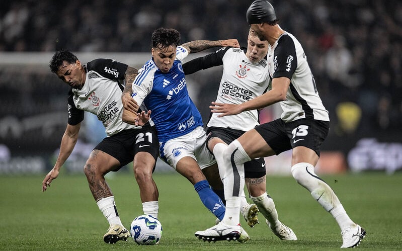 Atacante Kaio Jorge foi muito marcado no empate com o Corinthians, na Neo Química Arena (Foto: Marco Galvão/Cruzeiro)