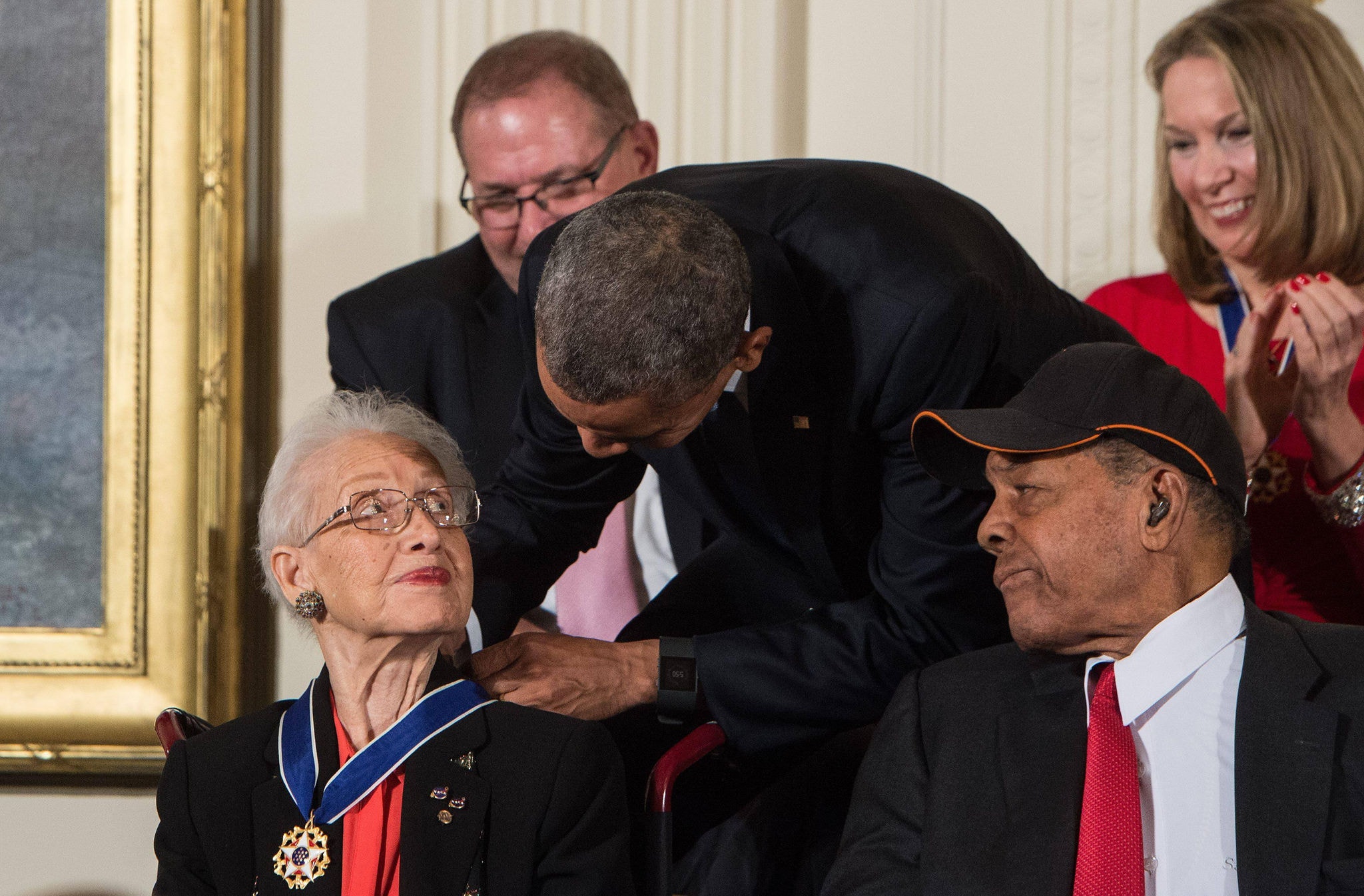 Em foto de novembro de 2014, Barack Obama homenageia Katherine Johnson