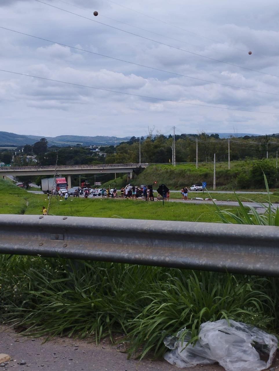 Van teria perdido o controle, capotado e despencado de viaduto na entrada da cidade de Paraopeba