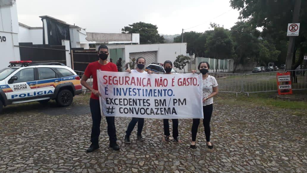 Excedentes de concursos para bombeiros e PM acampam em frente à casa de Romeu Zema