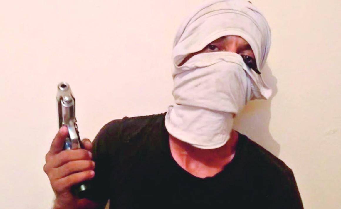 ‘Recado’. Homem mascarado e com uma arma na mão aparece em vídeo que circulou na internet
