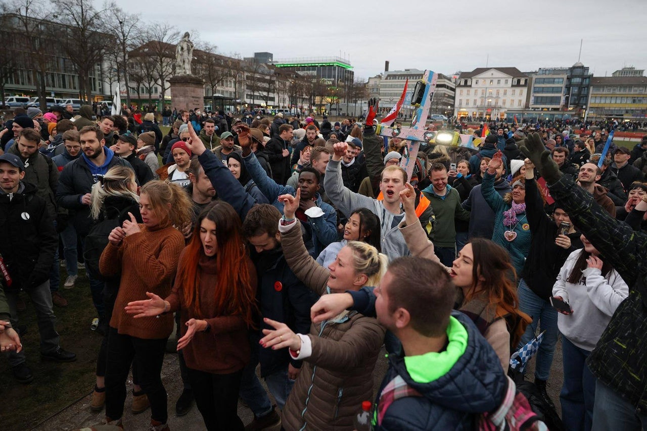 Sem máscara: grupos de extrema direita e antivacina reuniram mais de 20 mil pessoas na cidade de Kassel, Alemanha, onde houve confrontos com a polícia