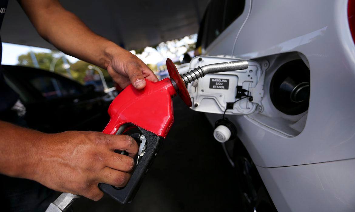 Em fevereiro, preço médio do litro da gasolina chegou a R$ 6,37 em Minas