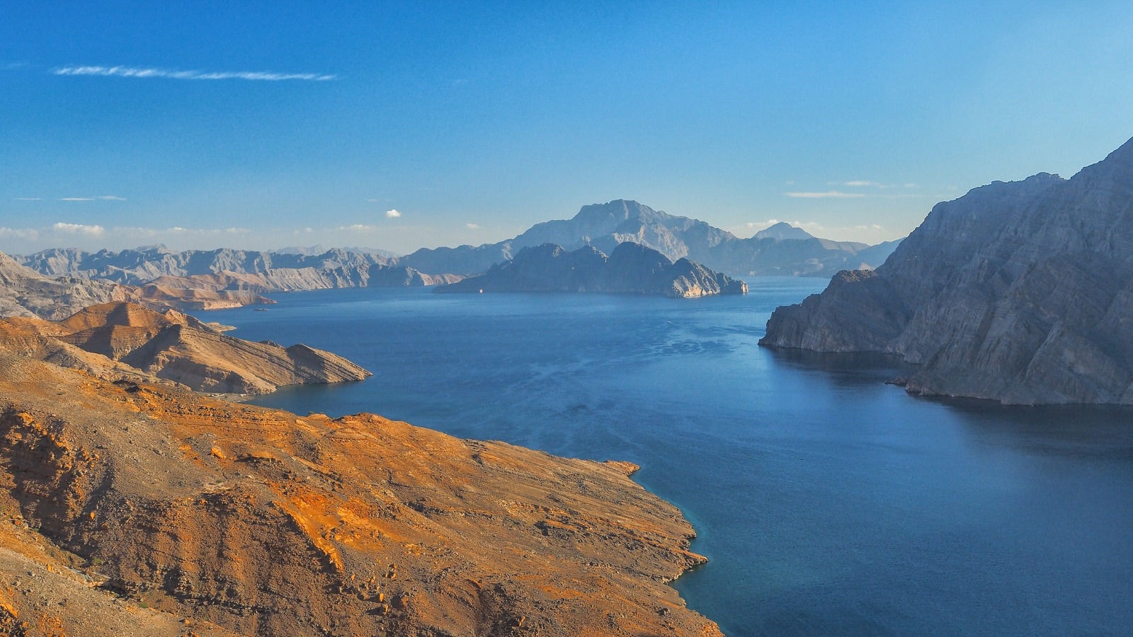 Península de Musandam, em Omã, onde está localizada na entrada do Estreito de Ormuz, fazendo divisa com o Irã.
