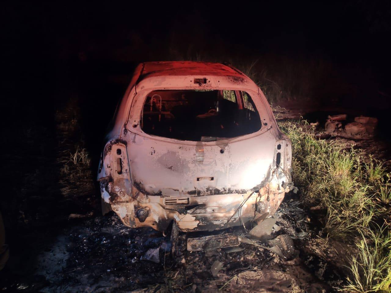 Carro ficou completamente destruído pelas chamas